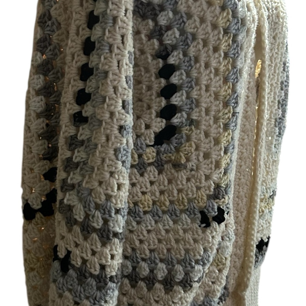 Crochet Cardigan Cream&Gray Brooch included - Picture 6 of 7